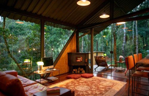 Itamonte Ski Chalet | Serene Chalé de Vidro na Mantiqueira with Scenic Waterfalls