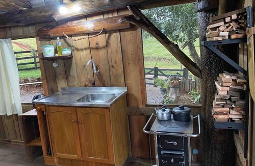 Morrinhos do Sul Ski Chalet | Chalé dos Alves: Relaxing Retreat with Spa & Lake Views
