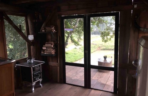 Morrinhos do Sul Ski Chalet | Chalé dos Alves: Relaxing Retreat with Spa & Lake Views