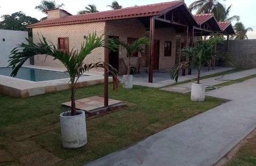 Paracuru House | Relax at Chalé dos Coqueiros: Oceanfront & Pet-Friendly Stay