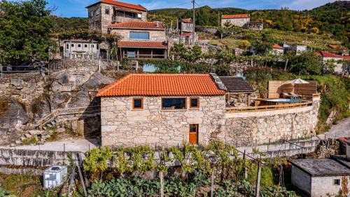 Moncao Ski Chalet | Inviting Chalé dos Penedos - Oceanfront Getaway in Monção