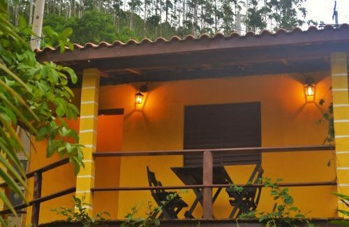 Interior de Sao Paulo Ski Chalet | Pet-Friendly Retreat at Chalé Eldorado with Breakfast
