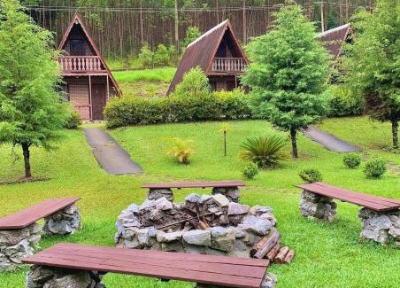 Paraibuna Cabin | Pet-Friendly Chalé Estância do Coruja with Ocean View & Pool