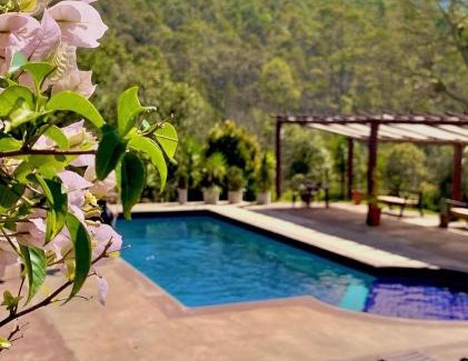 Paraibuna Cabin | Pet-Friendly Chalé Estância do Coruja with Ocean View & Pool