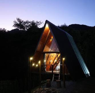 Sao Bento do Sapucai Cabin | Cozy Retreat at Recanto da Pedra - Chalé Gênova with Hot Tub