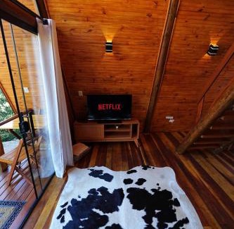 Sao Bento do Sapucai Cabin | Cozy Retreat at Recanto da Pedra - Chalé Gênova with Hot Tub