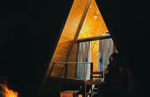 Sao Bento do Sapucai Cabin | Cozy Retreat at Recanto da Pedra - Chalé Gênova with Hot Tub