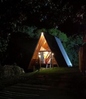Sao Bento do Sapucai Cabin | Cozy Retreat at Recanto da Pedra - Chalé Gênova with Hot Tub