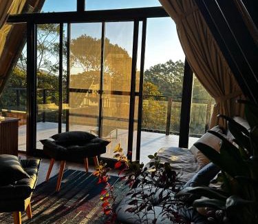 Sao Pedro de Alcantara Cabin | Cozy Chalé Guiados Pelo Alto: Pet-Friendly Retreat Awaits