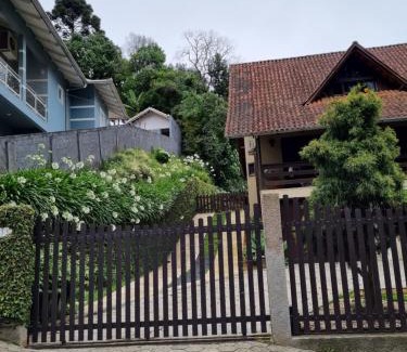 Schramm Apartment | Kid-Friendly Getaway at Chalé JS with High Ratings