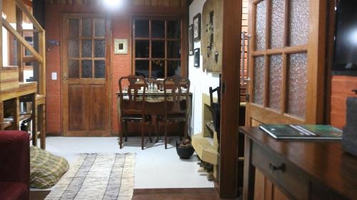 Visconde de Maua Cabin | Discover Chalé Mauá: Artful Retreat with Pool & Hot Tub