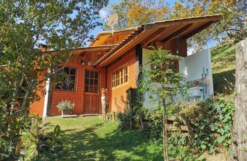 Visconde de Maua Cabin | Discover Chalé Mauá: Artful Retreat with Pool & Hot Tub