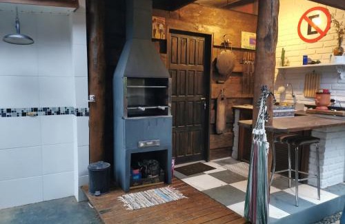 Visconde de Maua Cabin | Discover Chalé Mauá: Artful Retreat with Pool & Hot Tub