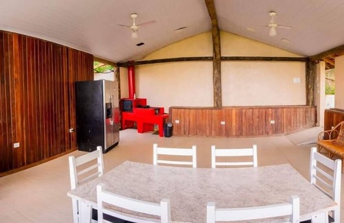 Felix Ski Chalet | Pet-Friendly Chalé Mirante do Félix with Pool & Kitchen