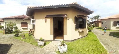 Rio das Ostras House | Relax at Chalé Pé na Areia - Family-Friendly Retreat