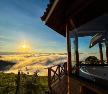 Sapucai-Mirim Cabin | Pet-Friendly Chalé Pico da Mantiqueira with Hot Tub & Breakfast