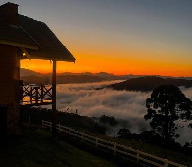 Sapucai-Mirim Cabin | Pet-Friendly Chalé Pico da Mantiqueira with Hot Tub & Breakfast