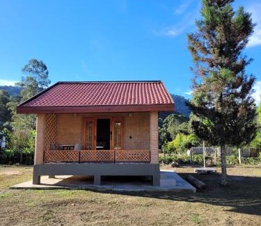 Sao Bento do Sapucai Cabin | Modern Rustic Chalé in Cantagalo: Pet and Child Friendly