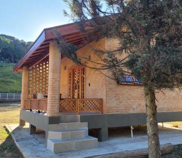 Sao Bento do Sapucai Cabin | Modern Rustic Chalé in Cantagalo: Pet and Child Friendly