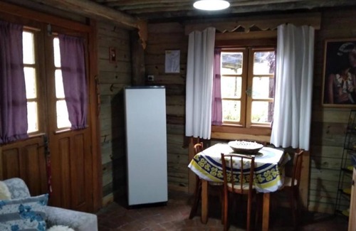 Farroupilha Ski Chalet | Rustic Chalet by Rio Buratti with Pet-Friendly Amenities
