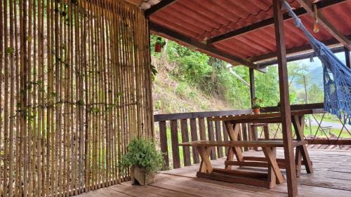 Interior de Sao Paulo Ski Chalet | Guest Favorite: Chalé Recanto da Cachoeira II Awaits You