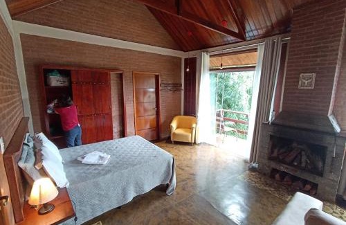 Sao Bento do Sapucai House | Charming Chalé Recanto do Sol: Pet Friendly & Hot Tub
