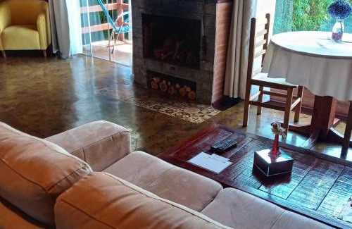 Sao Bento do Sapucai House | Charming Chalé Recanto do Sol: Pet Friendly & Hot Tub