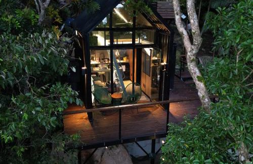 Rio das Pacas Ski Chalet | Cozy Beachfront Tiny House with Ocean Views