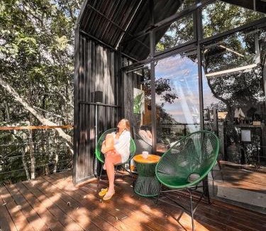 Rio das Pacas Ski Chalet | Cozy Beachfront Tiny House with Ocean Views