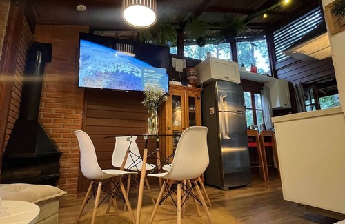 Mairipora Ski Chalet | Pet-Friendly Chalé Sete Estrelas with Spa and Hot Tub