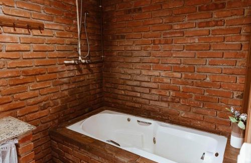 Picarras Ski Chalet | Relaxing Chalé Sol with Hot Tub Surrounded by Nature