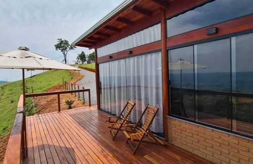 Corrego do Bom Jesus Ski Chalet | Chalé Sol no Horizonte: Family-Friendly Retreat with Hot Tub