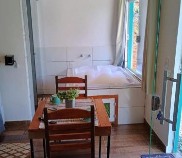 Costas Ski Chalet | Relaxing Chalé Som do Riacho with Hot Tub near Gonçalves