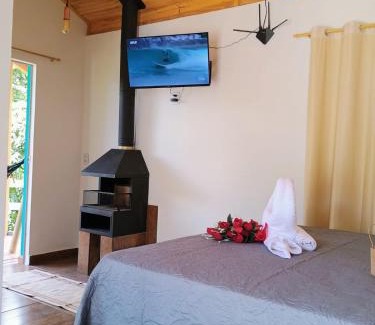 Costas Ski Chalet | Relaxing Chalé Som do Riacho with Hot Tub near Gonçalves