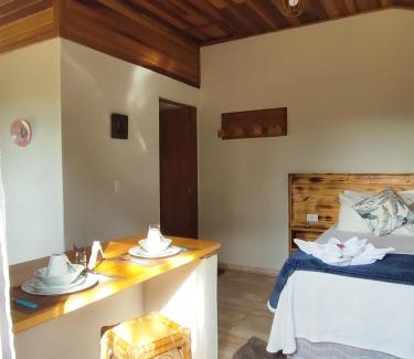 Camanducaia Cabin | Unwind at Chalé Sonho Diniz: Breakfast & Hot Tub Awaits