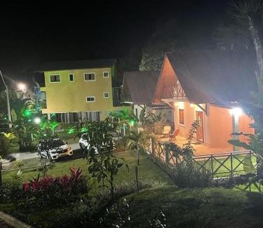 Baturite House | Pet-Friendly Chalé Suíço with Pool & Delicious Breakfast