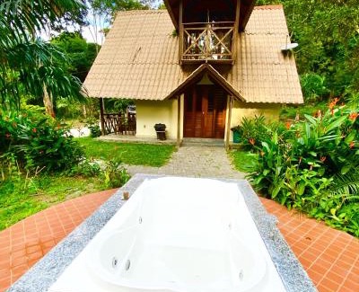 Pacoti Ski Chalet | Family-Friendly Chalé Suíço with Hot Tub & High Ratings