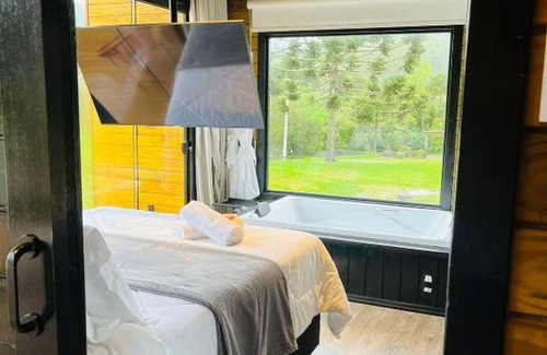 Morro Do Chapeu House | Relax at Chalé Victoria with Hot Tub and Kitchen Amenities