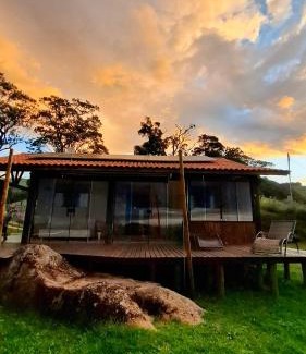 Paraisopolis House | Experience Relaxation at Chalé Vista do Paraíso with Hot Tub
