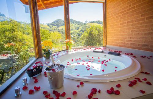 Sapucai-Mirim Ski Chalet | Relax at Chalés Alto dos Pires: Rated 9.7 with Hot Tub