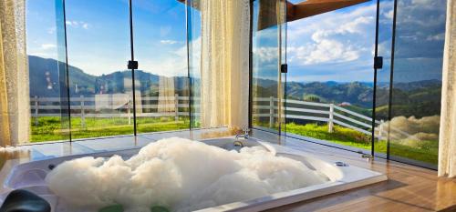 Costas Ski Chalet | Guest Rated 9.8: Chalés Conforto Mineiro with Hot Tub