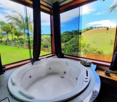 Bueno Brandao Cabin | Pet-Friendly Chalés e Bangalôs Capim Limão with Hot Tub