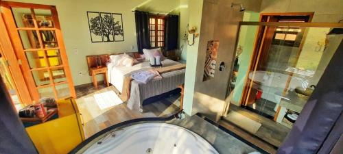 Bueno Brandao Cabin | Pet-Friendly Chalés e Bangalôs Capim Limão with Hot Tub