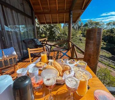 Sapucai-Mirim Ski Chalet | Indulge in Chalés Encanto Das Pedras with Hot Tub & Breakfast