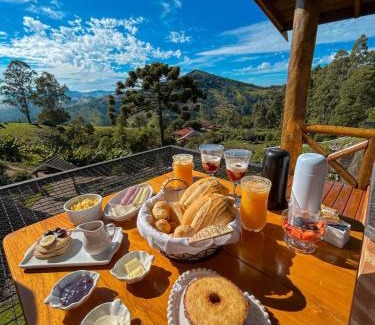 Sapucai-Mirim Ski Chalet | Indulge in Chalés Encanto Das Pedras with Hot Tub & Breakfast