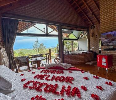 Sapucai-Mirim Ski Chalet | Indulge in Chalés Encanto Das Pedras with Hot Tub & Breakfast