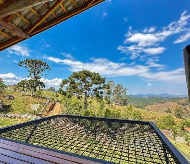 Sapucai-Mirim Ski Chalet | Indulge in Chalés Encanto Das Pedras with Hot Tub & Breakfast