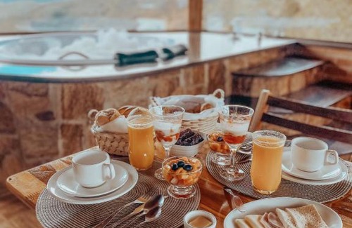 Sapucai-Mirim Cabin | Indulge at Chalés Encanto Das Pedras with Hot Tub Bliss