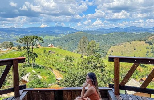 Sapucai-Mirim Cabin | Indulge at Chalés Encanto Das Pedras with Hot Tub Bliss