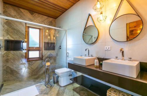 Sapucai-Mirim Cabin | Indulge at Chalés Encanto Das Pedras with Hot Tub Bliss